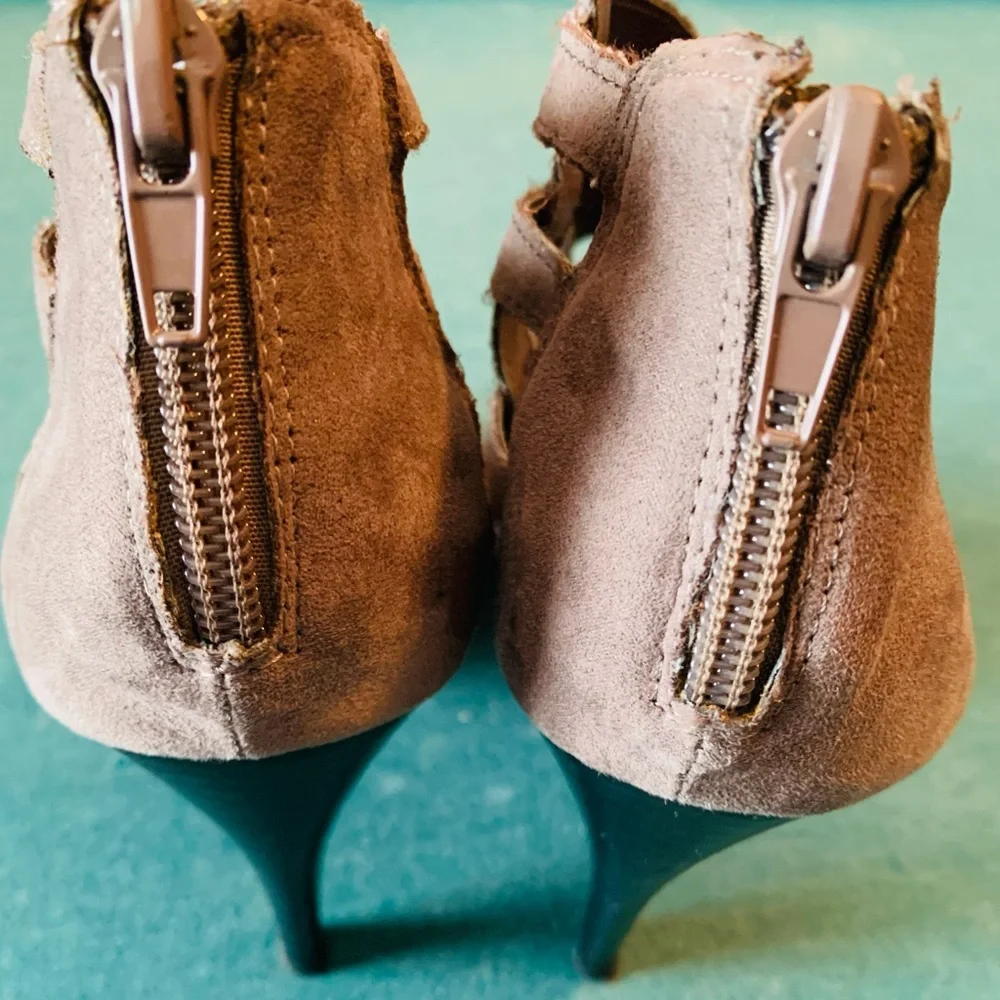 Nine West Suede Neutral Taupe Colored Strap Sandals Size 8